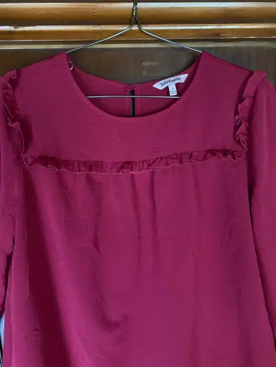 Blusa Juicy Couture color burdeo, talla S - miniatura 2