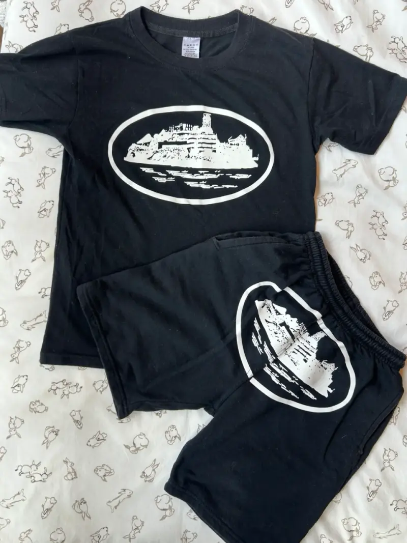 Conjunto de polera y short negro con estampado