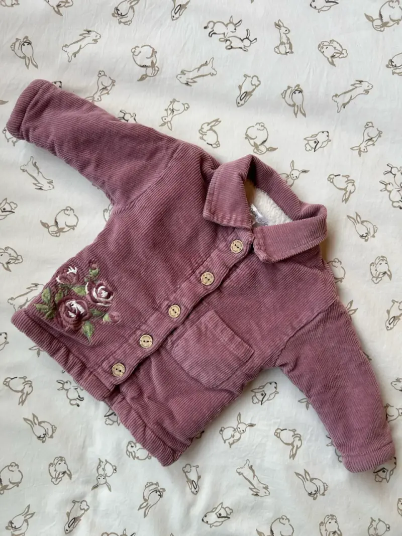 Chaqueta de bebé con bordado