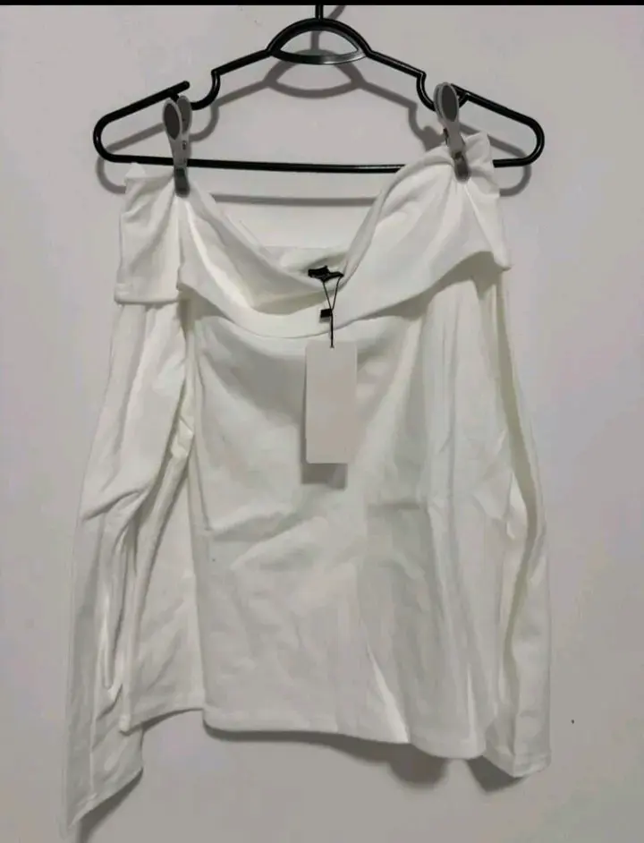 Polera blanca hombros descubiertos Dazy - 2