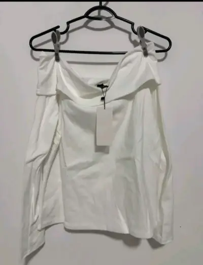 Polera blanca hombros descubiertos Dazy - miniatura 2