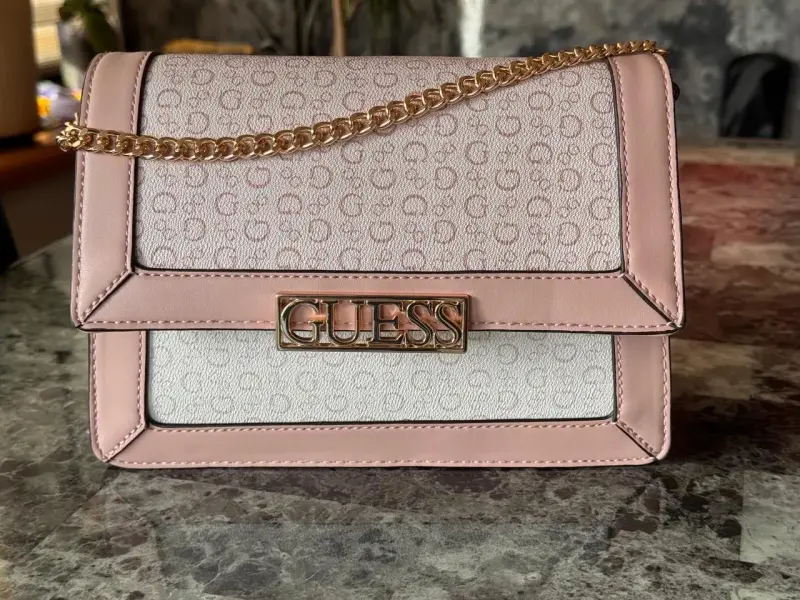 Cartera Guess rosa con cadena dorada y correa - 1