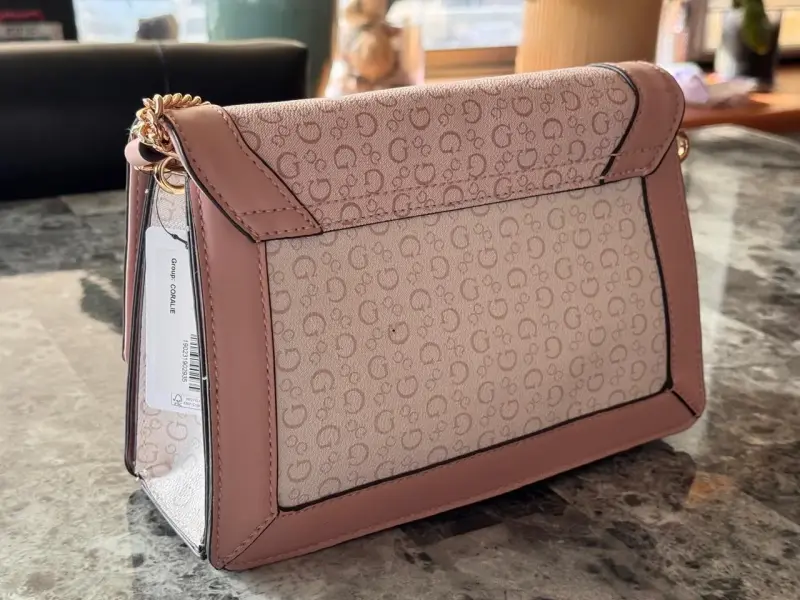 Cartera Guess rosa con cadena dorada y correa - 2