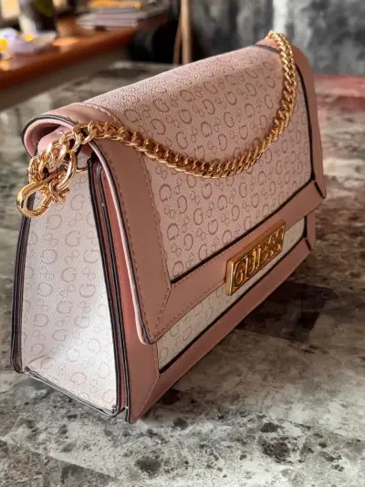 Cartera Guess rosa con cadena dorada y correa - miniatura 3