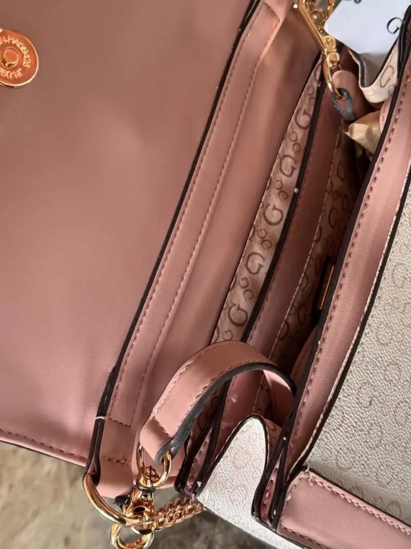 Cartera Guess rosa con cadena dorada y correa - 4