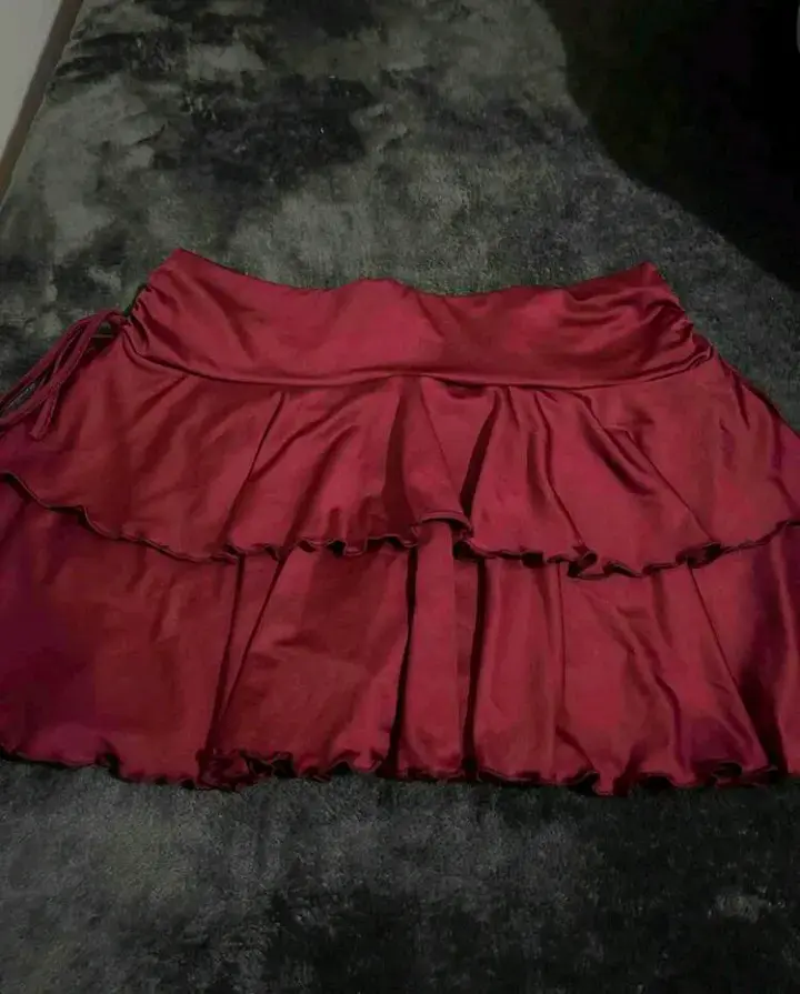 Falda corta roja con volantes talla L