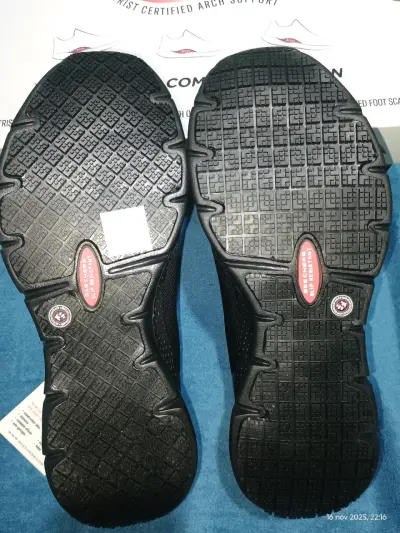 Zapatillas Skechers Arch Fit negras resistentes al deslizamiento - miniatura 4