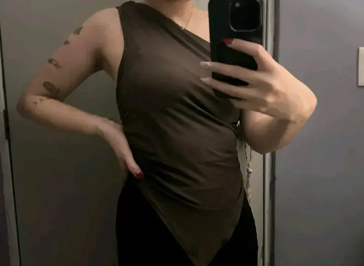 Top asimétrico marrón para mujer