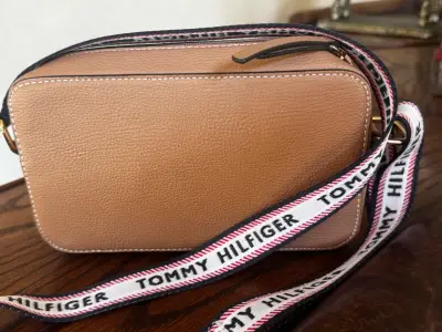 Cartera cruzada Tommy Hilfiger marrón con correa estampada - miniatura 1