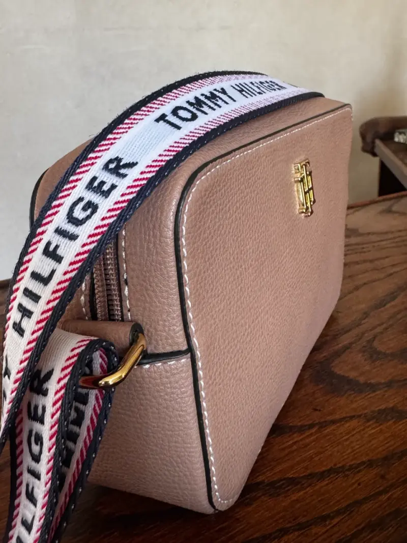 Cartera cruzada Tommy Hilfiger marrón con correa estampada - 3