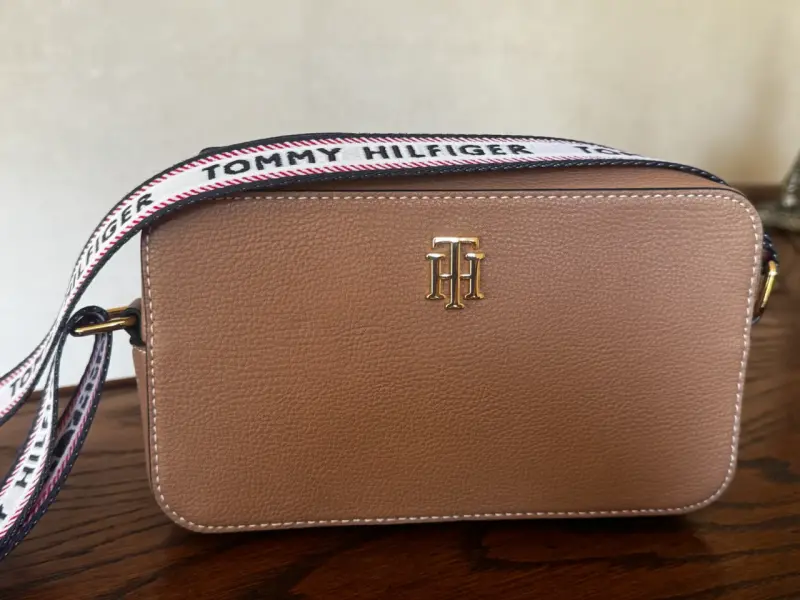 Cartera cruzada Tommy Hilfiger marrón con correa estampada - 4