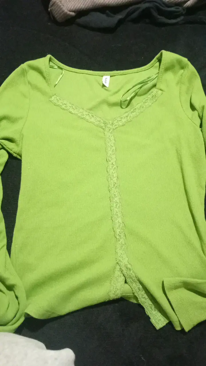 Polera verde con encaje para mujer