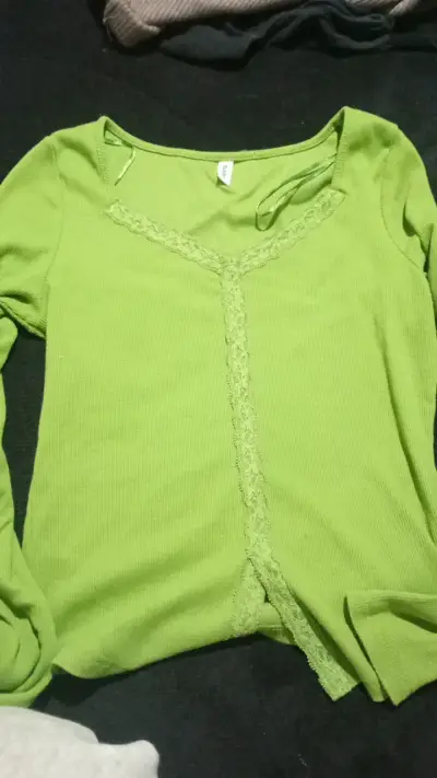 Polera verde con encaje para mujer - miniatura 1