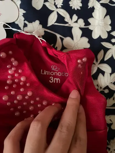 Vestido de bebé rojo con perlas Limonada 3M - miniatura 2