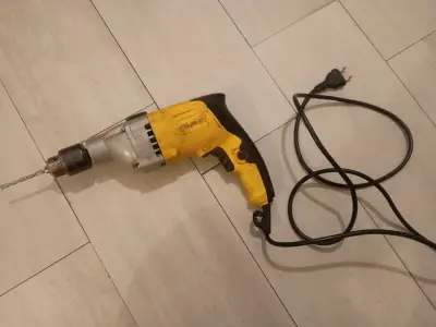Taladro eléctrico Stanley con cable amarillo - miniatura 1