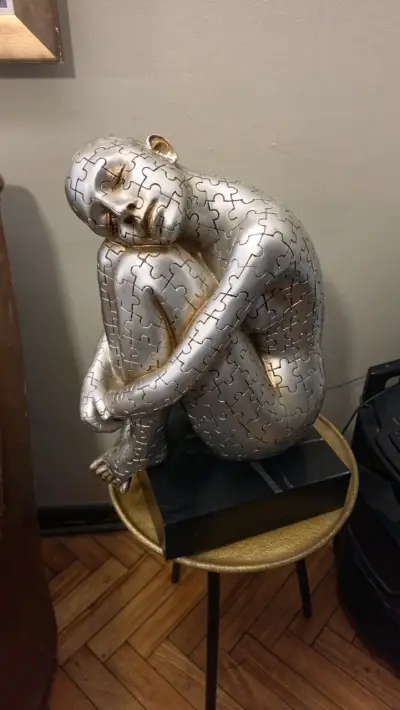 Escultura decorativa de figura humana en plata - miniatura 1