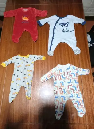 Lote de ropa de bebé variada en buen estado - miniatura 1