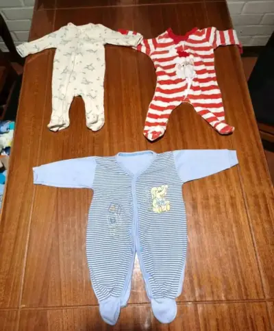 Lote de ropa de bebé variada - miniatura 1