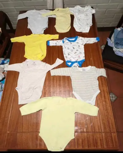 Lote de ropa de bebé variada - miniatura 4