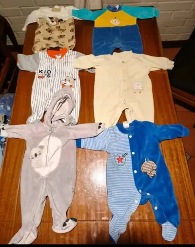 Lote de ropa de bebé variada en buen estado - miniatura 1
