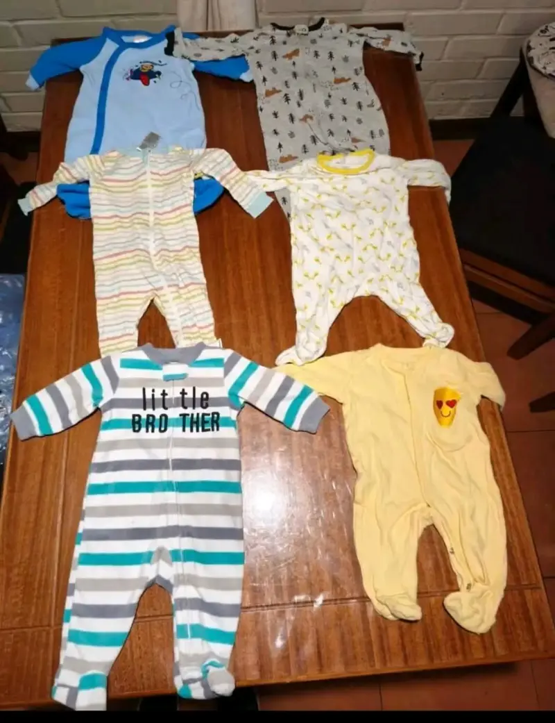 Lote de ropa de bebé variada en buen estado - 2