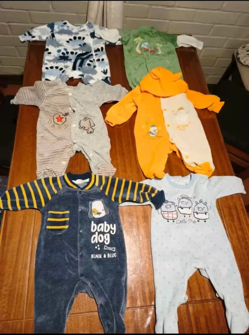 Lote de ropa de bebé variada - 1