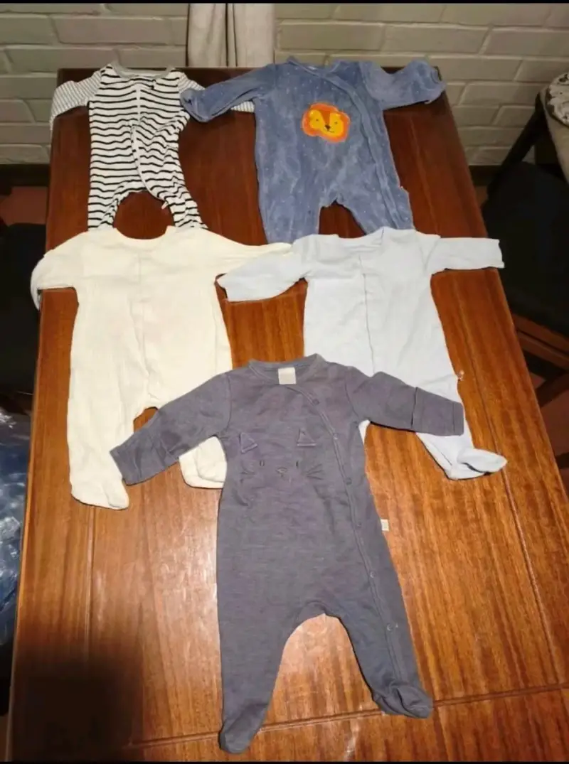 Lote de ropa de bebé variada - 2