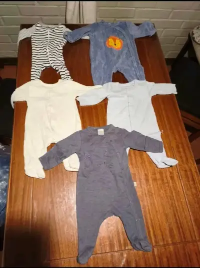 Lote de ropa de bebé variada - miniatura 2