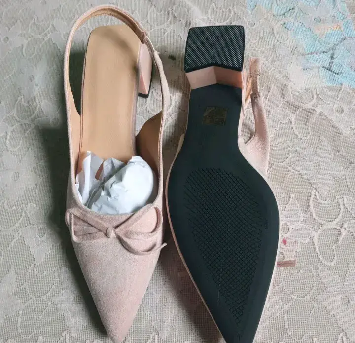 Zapatos de tacón bajo color rosa palo con lazo