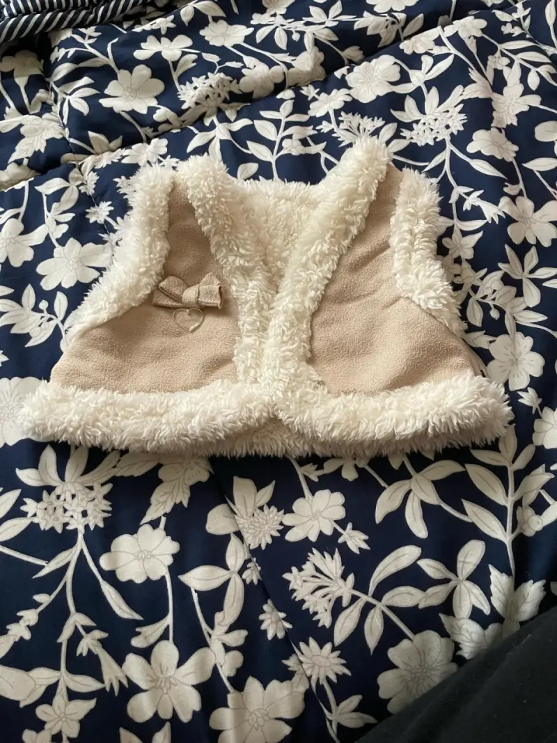 Chaleco de bebé con forro de peluche beige