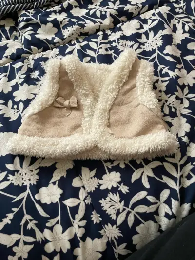 Chaleco de bebé con forro de peluche beige - miniatura 1
