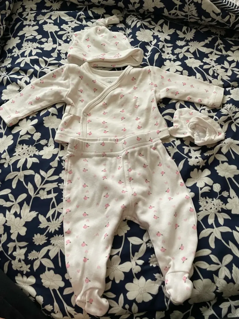Conjunto de bebé algodón con gorro y guantes