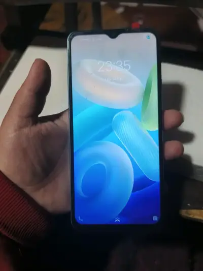 Smartphone con pantalla grande y diseño moderno - miniatura 1