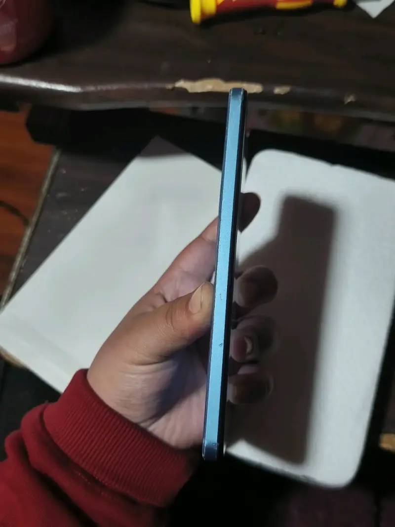 Smartphone con pantalla grande y diseño moderno - 2