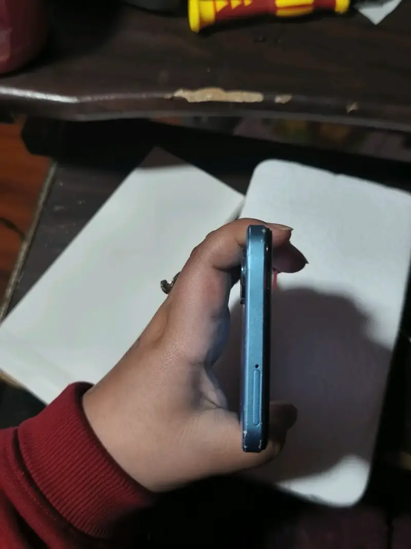 Smartphone con pantalla grande y diseño moderno - 3