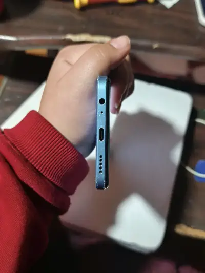 Smartphone con pantalla grande y diseño moderno - miniatura 4