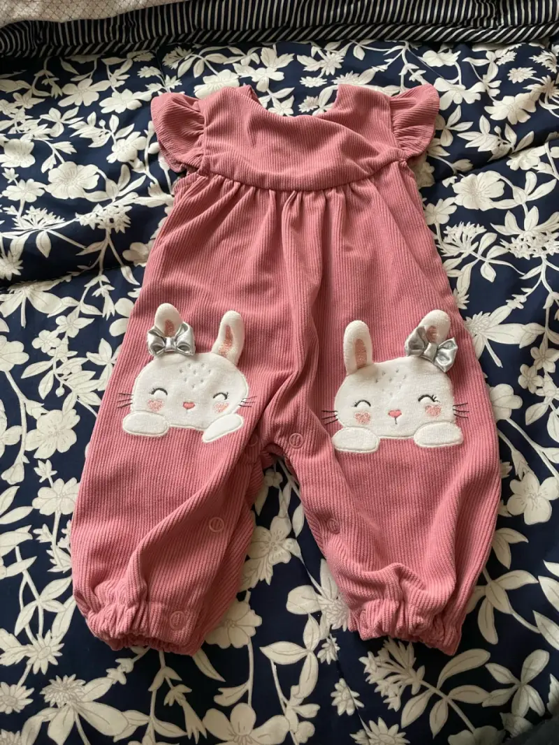 Enterito rosado de bebé con diseño de conejitos
