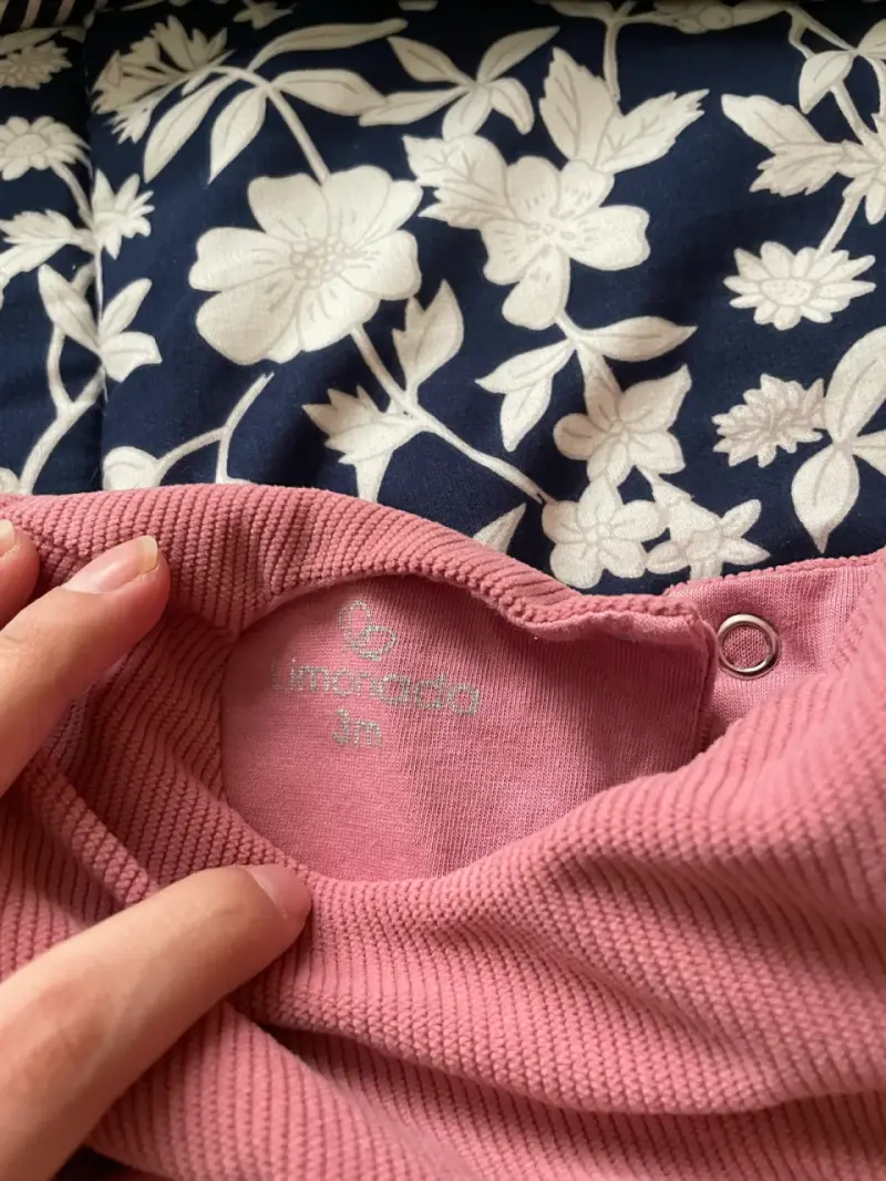Enterito rosado de bebé con diseño de conejitos - 2