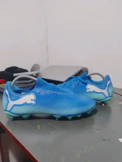 Botines de fútbol Puma azules con toperoles - miniatura 1