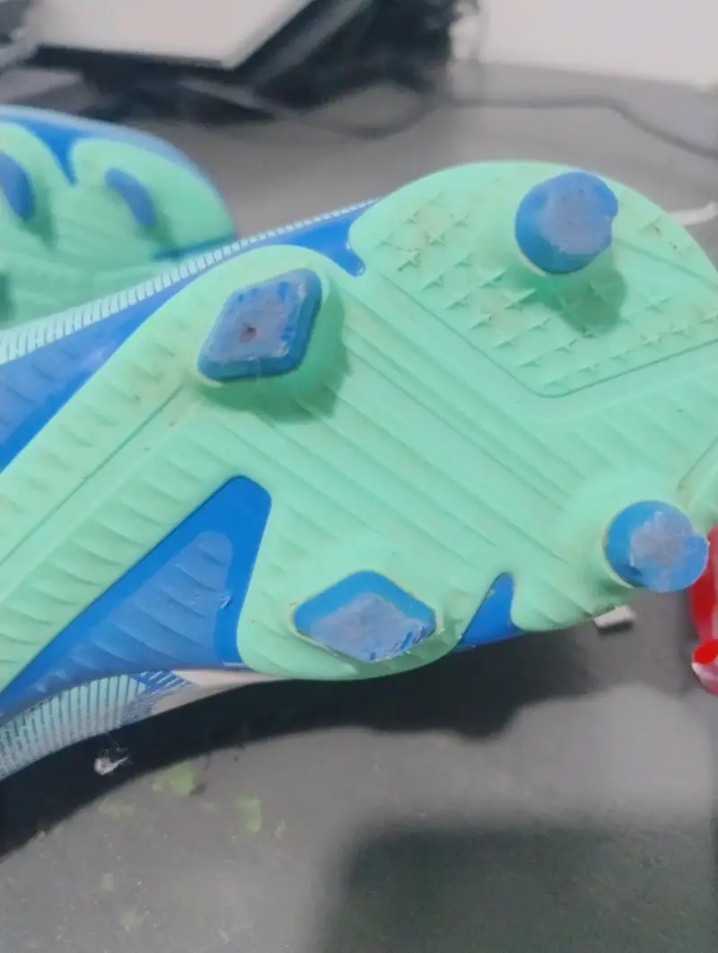 Botines de fútbol Puma azules con toperoles - 2