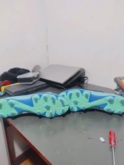 Botines de fútbol Puma azules con toperoles - miniatura 3