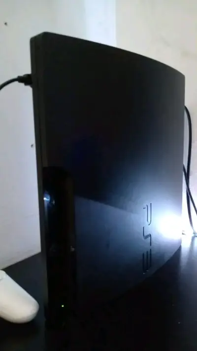 Consola PlayStation 3 con control y juego FIFA 13 - miniatura 1