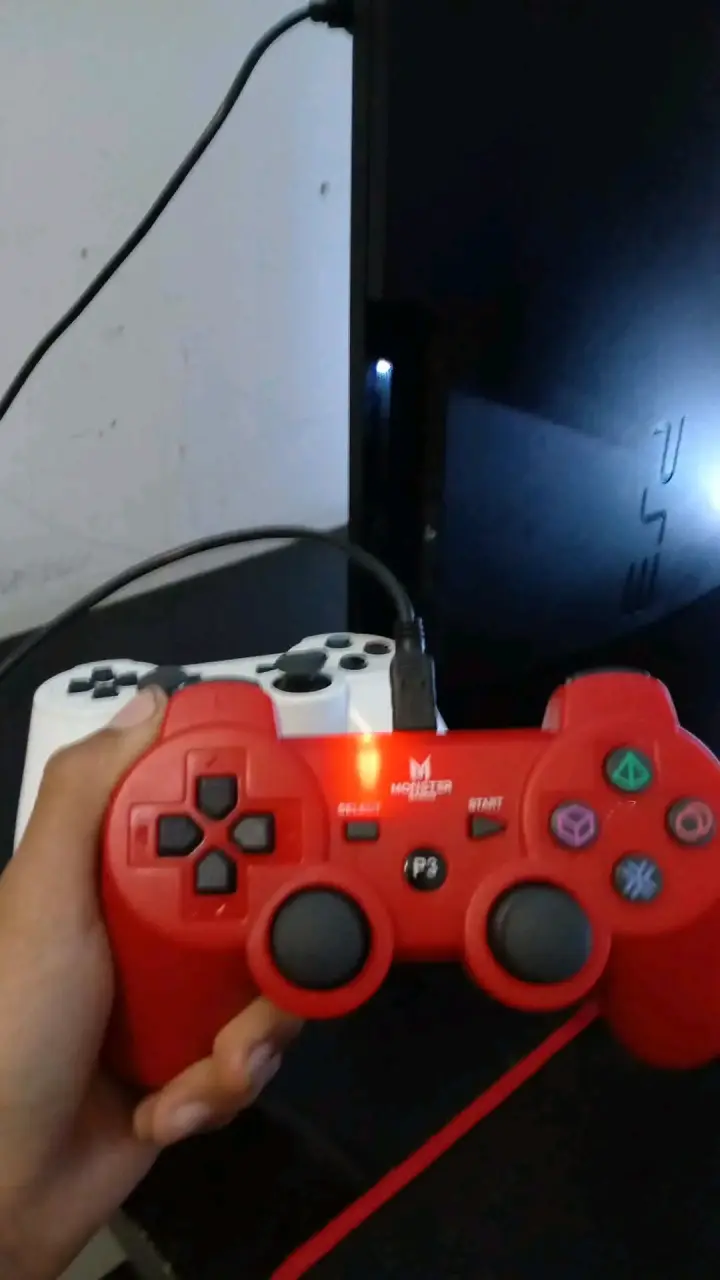 Consola PlayStation 3 con control y juego FIFA 13 - 2