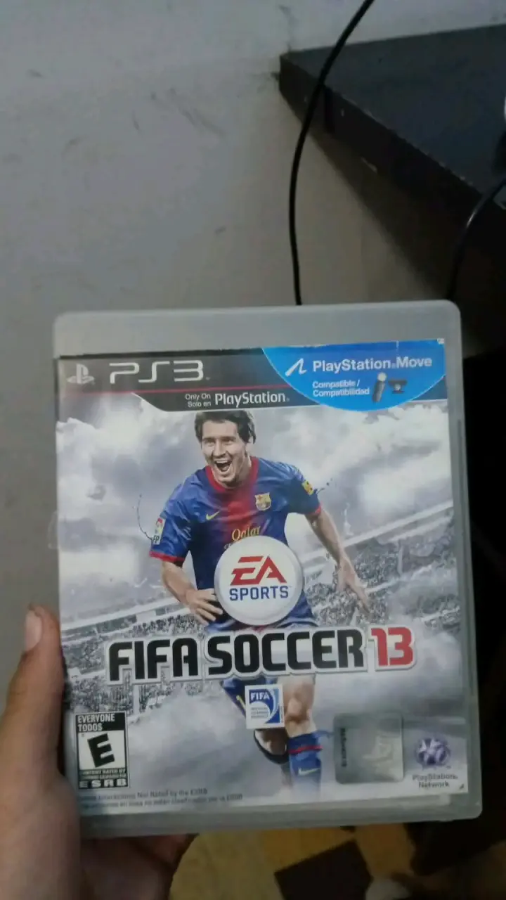 Consola PlayStation 3 con control y juego FIFA 13 - 3