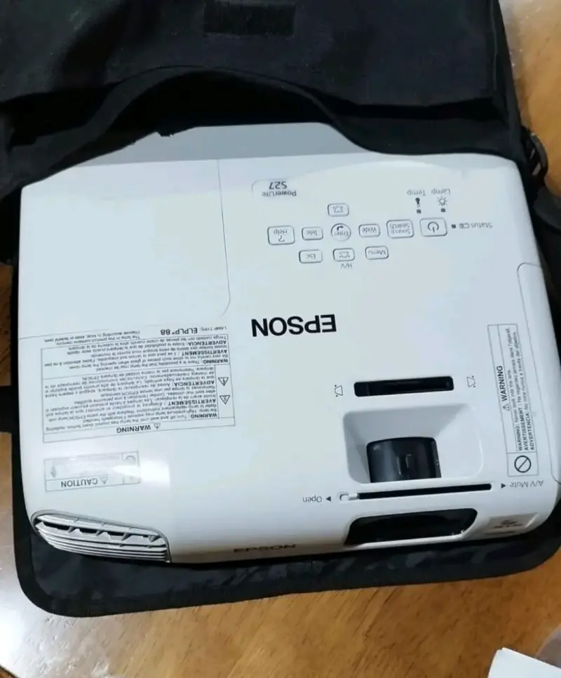 Proyector Epson con funda y cables - 2