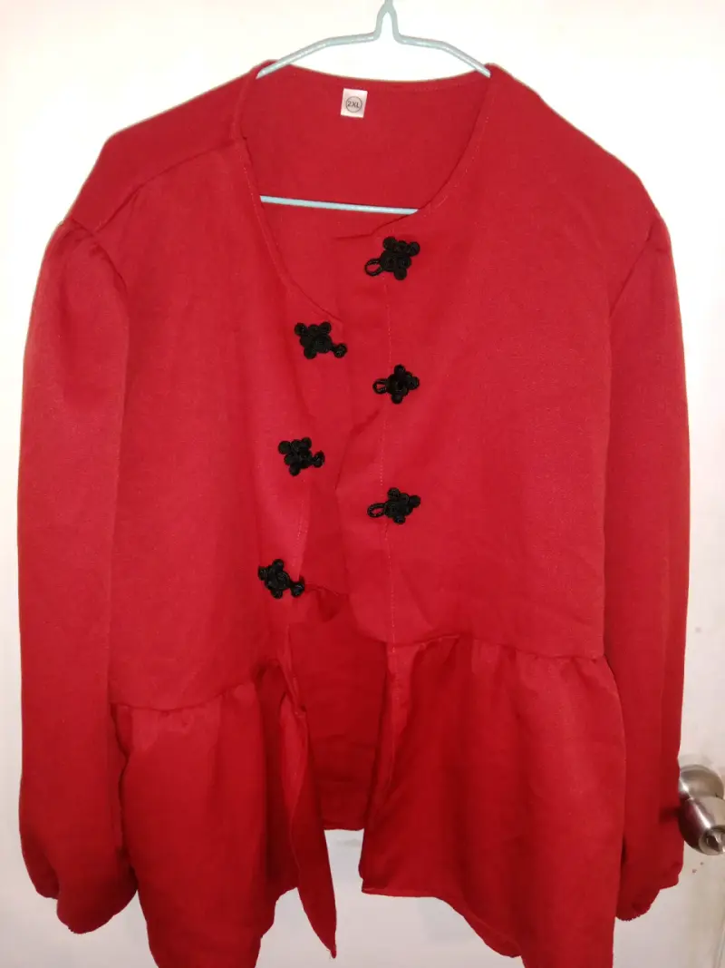 Chaqueta roja con botones decorativos