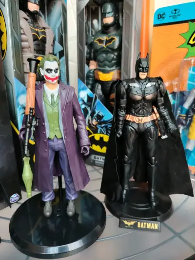 Figuras de acción Batman y Joker con accesorios - miniatura 1