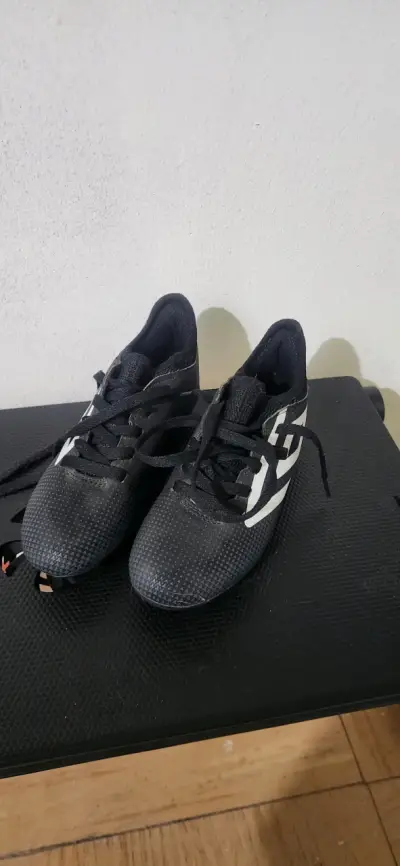 Zapatillas de fútbol negro y blanco para hombre - miniatura 1