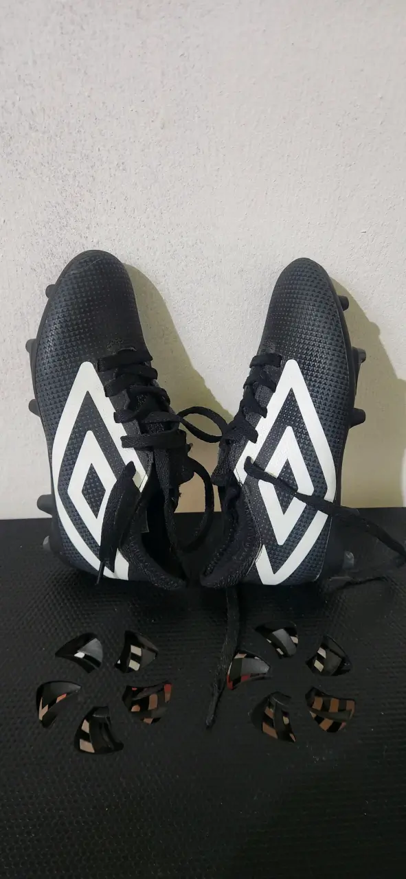 Zapatillas de fútbol negro y blanco para hombre - 2
