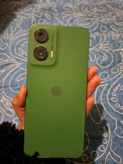 Smartphone Motorola verde con doble cámara - miniatura 2